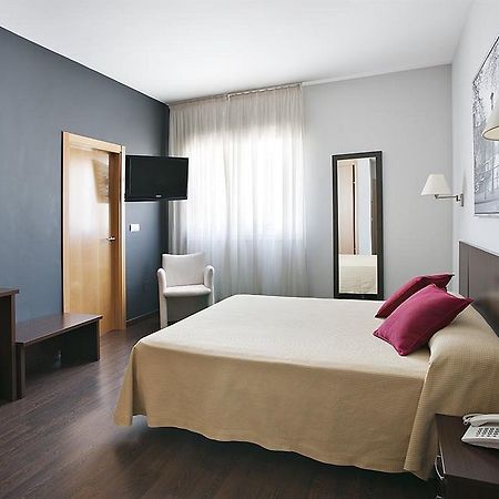 Hostal T4 Paracuellos de Jarama Buitenkant foto