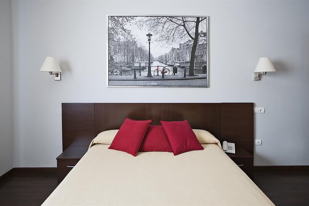 Hostal T4 Paracuellos de Jarama Buitenkant foto