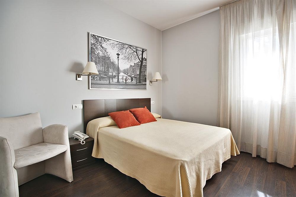 Hostal T4 Paracuellos de Jarama Buitenkant foto