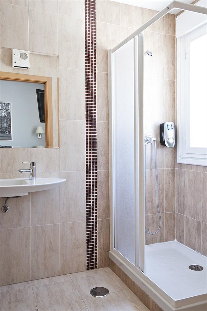 Hostal T4 Paracuellos de Jarama Buitenkant foto
